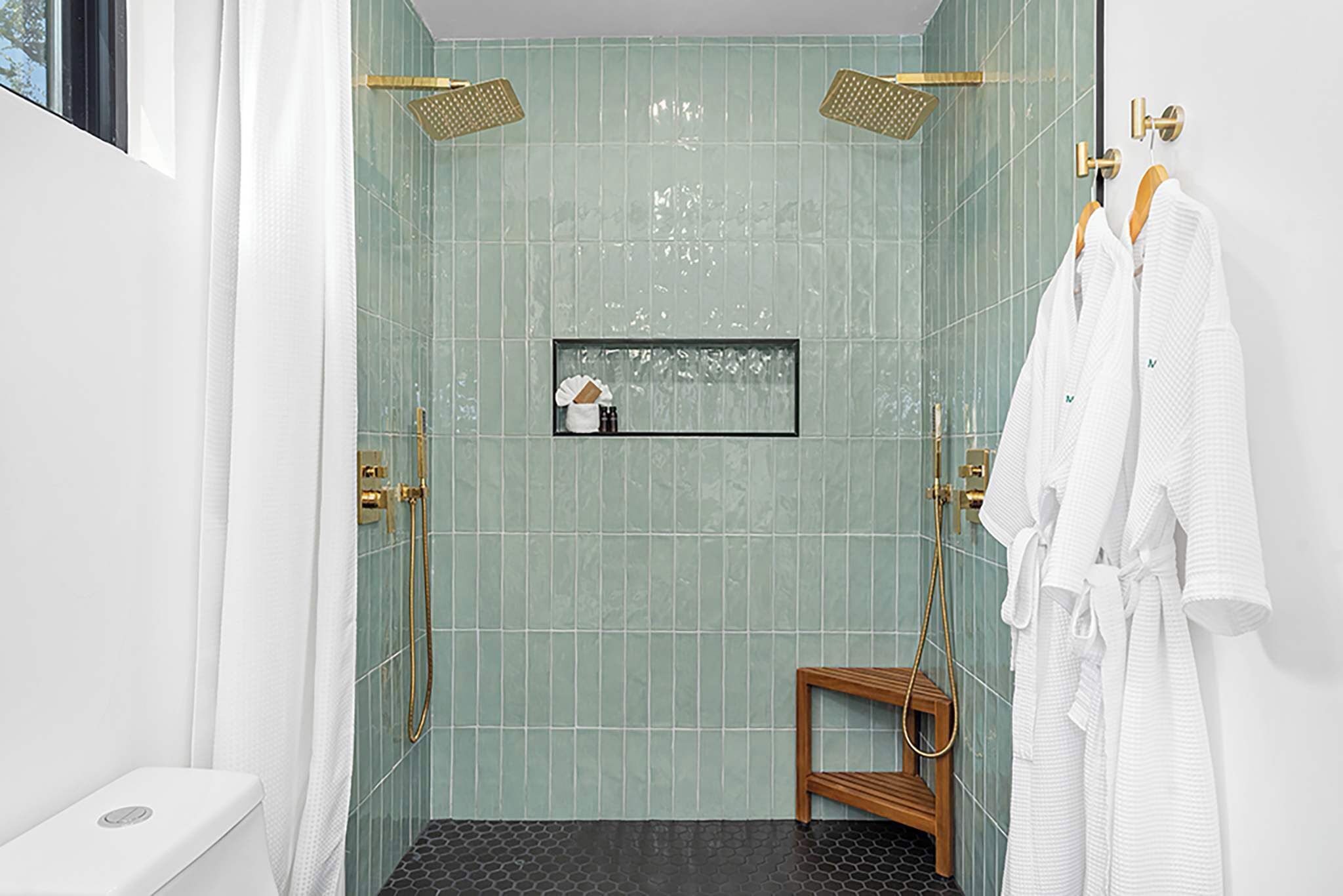 Douche, sèche-cheveux, serviettes fournies