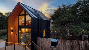 Outdoor spa tub - The Hillside at Meridian, Hot tub & Firepit! (Fredericksburg)