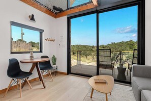 Televisión, chimenea y oficina 