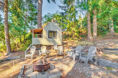 Gig Harbor Home: Large Deck, Outdoor Dining Area