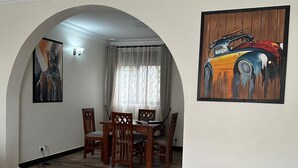 تناول الطعام داخل الغرفة