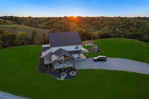 Exterior - Pool | Hot Tub | Game Room | Fire Pit | Playground (Williamstown)