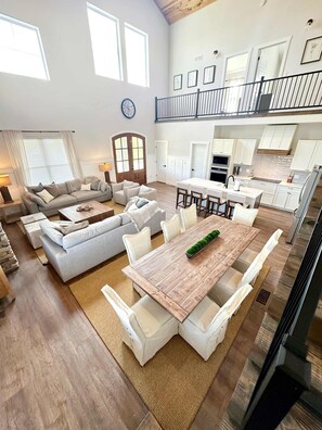Living area - Pool | Hot Tub | Game Room | Fire Pit | Playground (Williamstown)