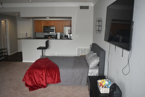 Cozy Mid-Rise Uptown Houston - Near Galleria Mall 