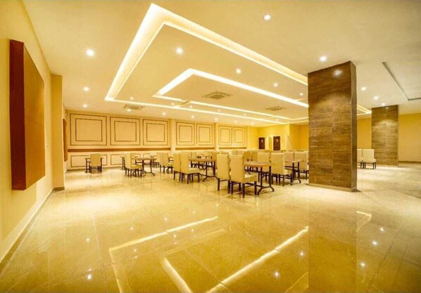 Classic Room | Living area | 40-inch flat-screen TV with cable channels