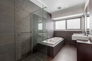 Hair dryer, towels - Luxury Beachside Entertainer With Heated Pool (St Leonards)