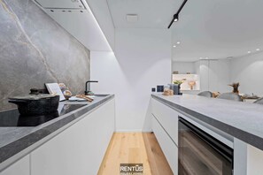 Køleskab, mikrobølgeovn, ovn, kogeplade