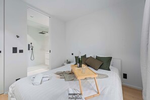 2 bedrooms, desk, iron/ironing board, WiFi