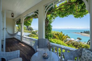 Property grounds - 'Puna Perch - Te Whare Rangi'  - Private Room in Nelson Waterfront (Nelson)