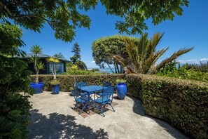 Outdoor dining - 'Puna Perch - Te Whare Rangi'  - Private Room in Nelson Waterfront (Nelson)