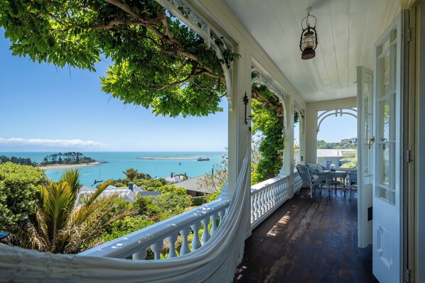 Property grounds - 'Puna Perch - Te Whare Rangi'  - Private Room in Nelson Waterfront (Nelson)