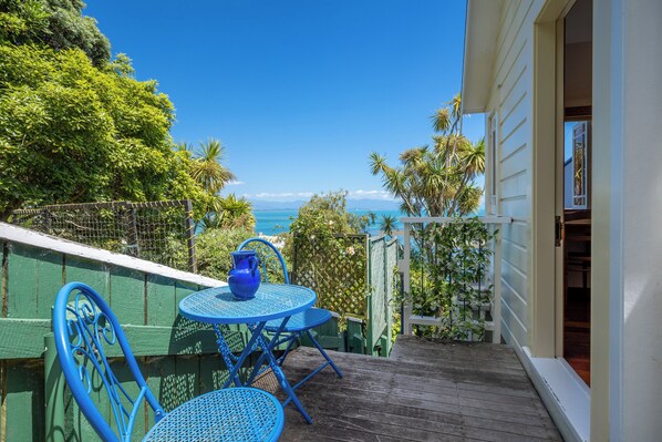 Terrace/patio - 'Puna Perch - Te Whare Rangi'  - Private Room in Nelson Waterfront (Nelson)
