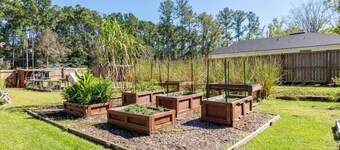 Large Serene Fenced Yard |Firepit |Dogs Ok| Herb Garden