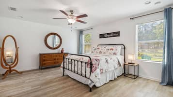 4 bedrooms, iron/ironing board, free WiFi, bed sheets