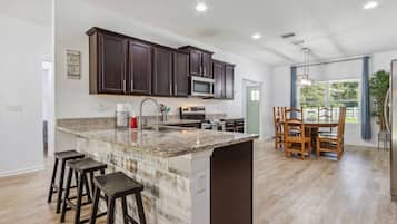 Een koelkast, een microgolfoven, een oven, een kookplaat