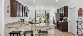 Large Serene Fenced Yard |Firepit |Dogs Ok| Herb Garden