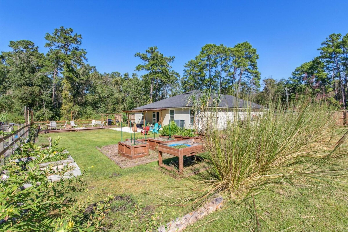 Photo of Large Serene Fenced Yard |Firepit |Dogs Ok| Herb Garden