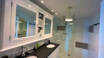 Vasca idromassaggio, asciugacapelli, asciugamani, sapone