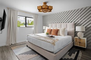 6 Schlafzimmer, Schreibtisch, Bügeleisen/Bügelbrett, Reisekinderbett