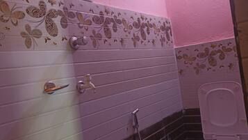 Suihku, sadesuihkupää, pyyhkeet, saippua