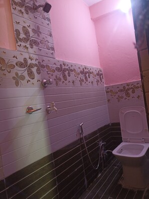 Douche, douche à « effet pluie », serviettes fournies, savon