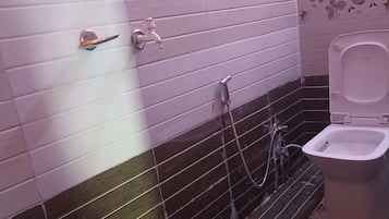 Ducha, cabezal de ducha tipo lluvia, toallas, jabón