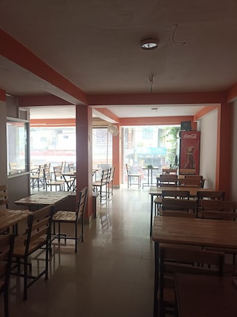 Restaurant. Laliguras Hotel and Lodge