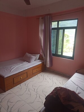 Dobbeltrom – basic | Lydisolert, wi-fi (inkludert) og sengetøy