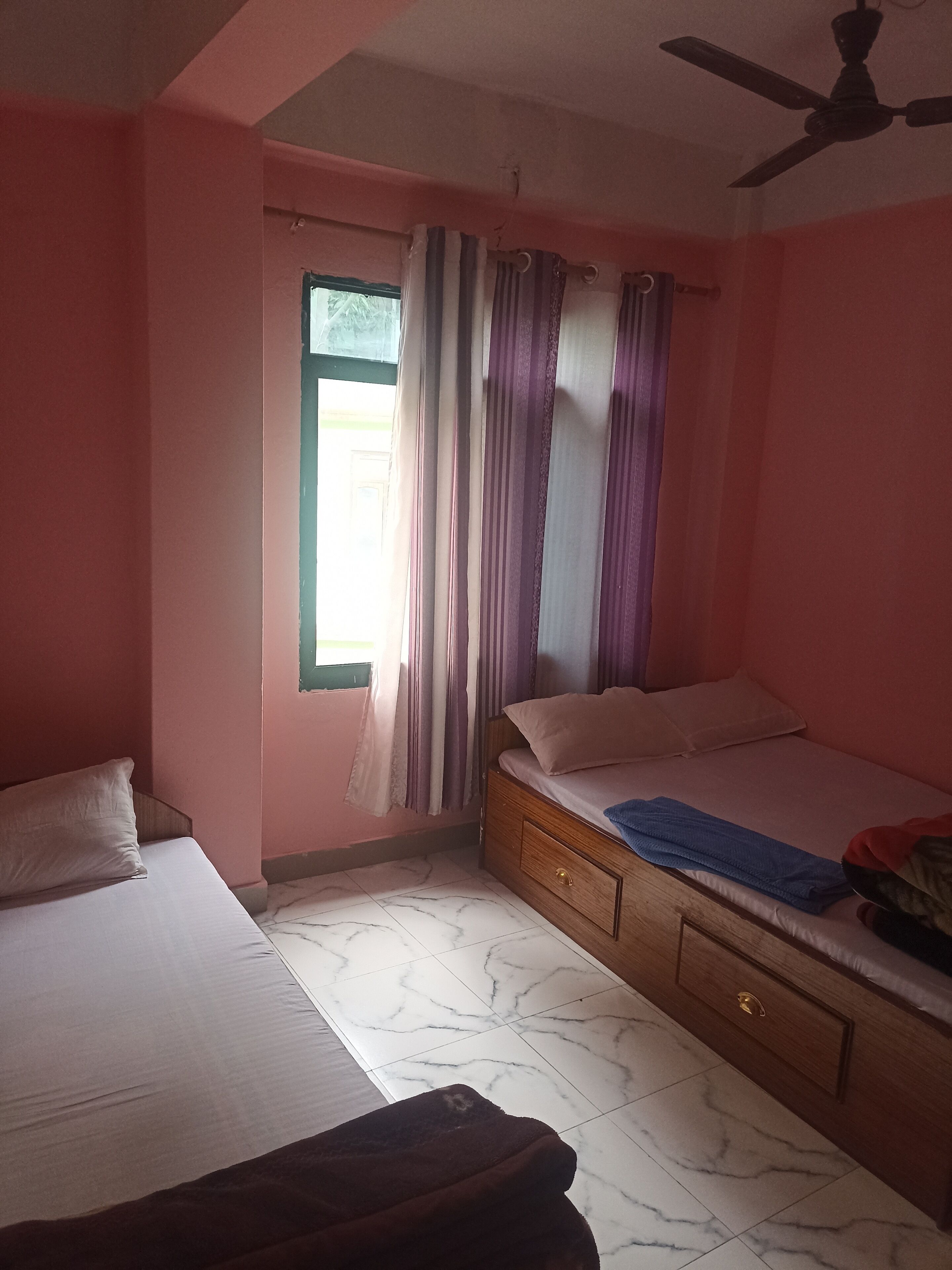 Quarto casal básico | Quartos à prova de som, Wi-Fi de cortesia, roupa de cama