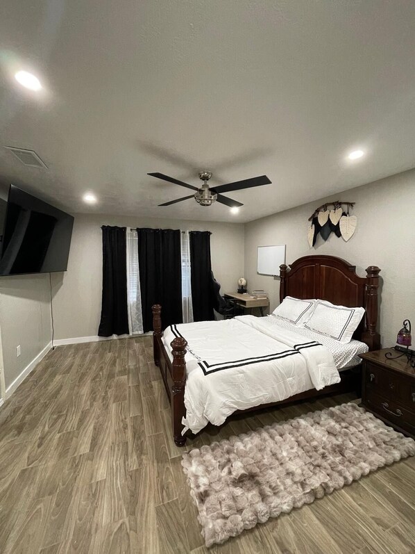 4 bedrooms, iron/ironing board, WiFi, bed sheets