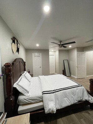 4 bedrooms, iron/ironing board, WiFi, bed sheets