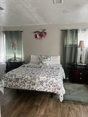 4 bedrooms, iron/ironing board, WiFi, bed sheets