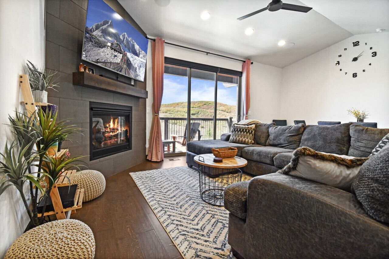 Una Smart TV, una chimenea, libros