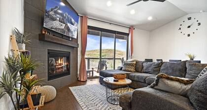 Spacious 4 Bedroom - New with 3 King Beds and Private Hot-tub