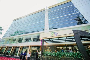 Fachada da propriedade à noite