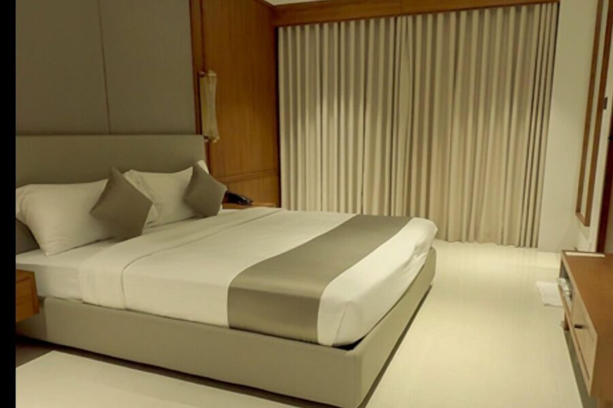 Executive Suite | Laptop workspace