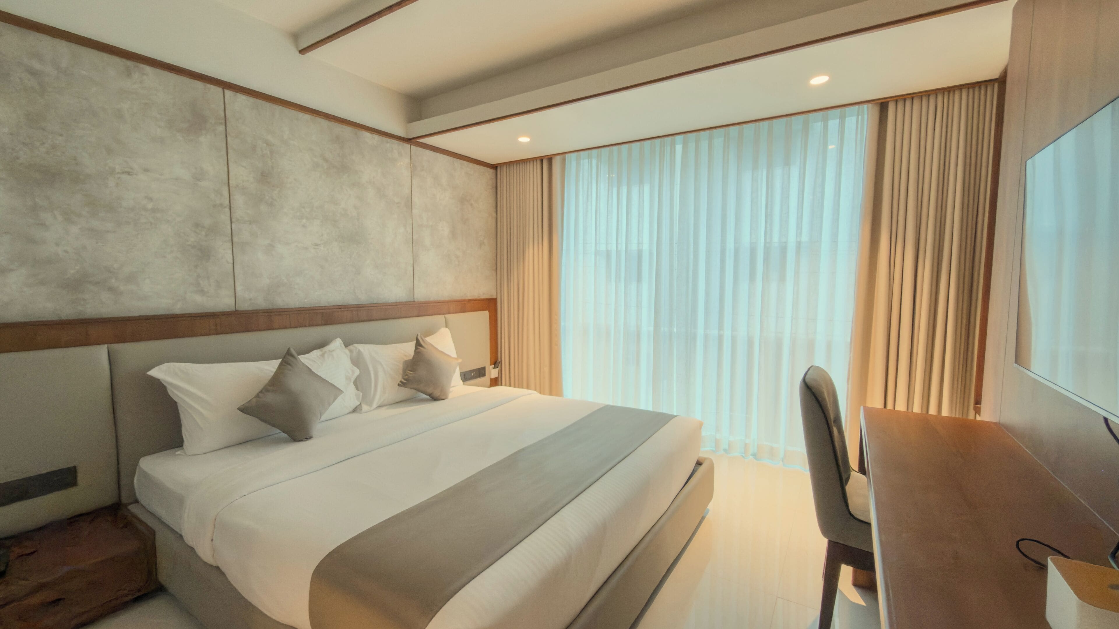 Standard Double Room | Laptop workspace