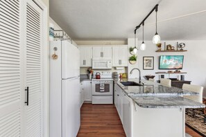 Kühlschrank, Mikrowelle, Ofen, Geschirrspüler