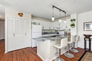 Fridge, microwave, oven, dishwasher - Oceanview Escape at Ali‘i Villas | Modern Comfort Meets Island Serenity (Kailua-Kona)