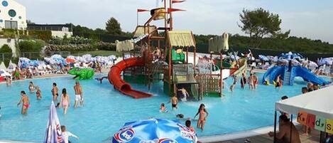 Una piscina al aire libre, una piscina climatizada