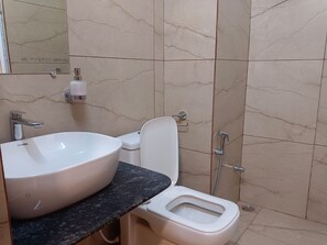 Shower, pancuran hujan, handuk, dan sabun