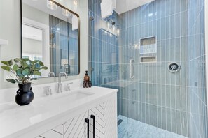 Douche, sèche-cheveux, serviettes fournies