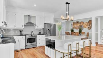 Fridge, microwave, stovetop, dishwasher