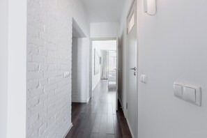 Baignoire et douche séparées, savon, papier toilette