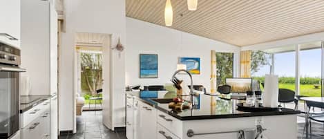 Kjøleskap, mikrobølgeovn, ovn og oppvaskmaskin