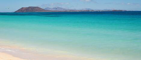 Chaises longues, serviettes de plage