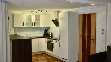 Kylskåp, mikrovågsugn, ugn och spishäll