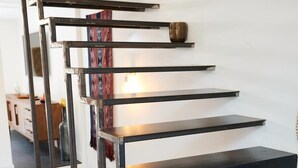 Eine moderne Treppe mit Metallgeländern und dunklen Stufen.