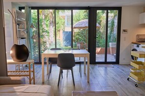 Dining - Architect's Villa, Secret Garden & Beaches 5 minutes away (Toulon)