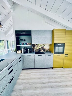 Fridge, oven, stovetop, dishwasher